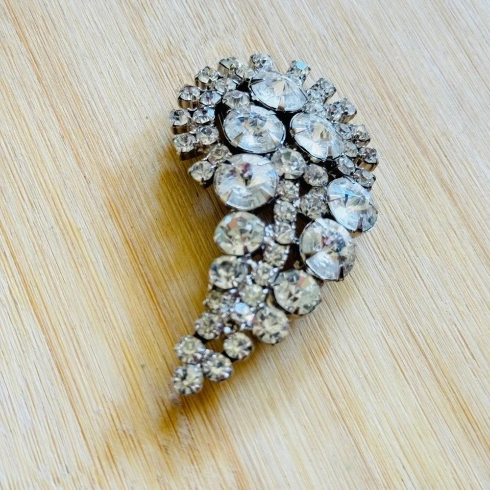 Vintage D&E Juliana Pin Brooch Rivoli Crystal Rhinestones Round 1960s 3x1.5 in